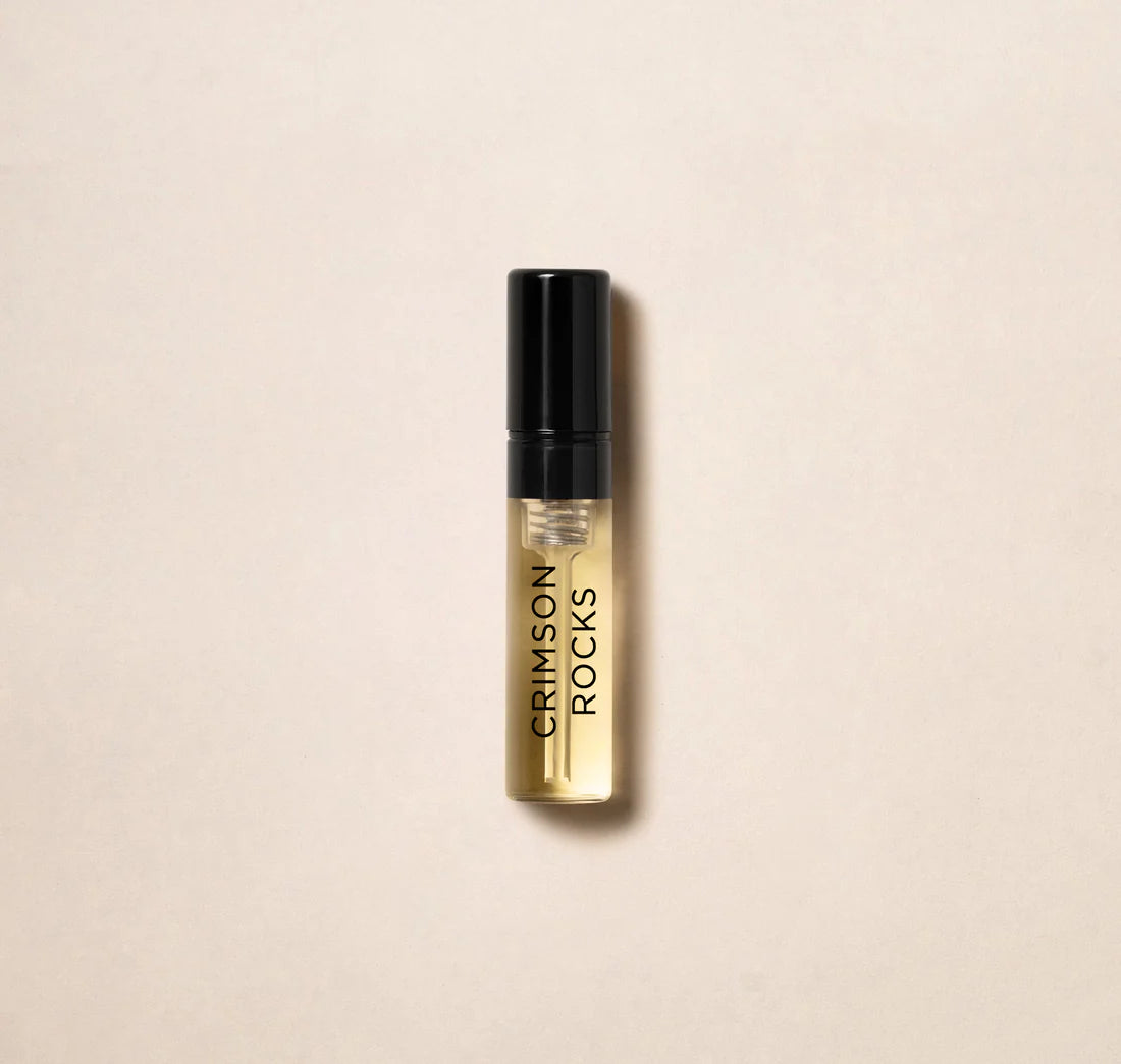 Genießen Sie den luxuriösen Duft von Amouage Crimson Rock mit dieser offiziellen Parfümprobe (2 ml). Diese Probe aus dem renommierten Parfümhaus Amouage bietet die perfekte Gelegenheit, das betörende Aroma dieses exklusiven Duftes zu erleben, bevor S
