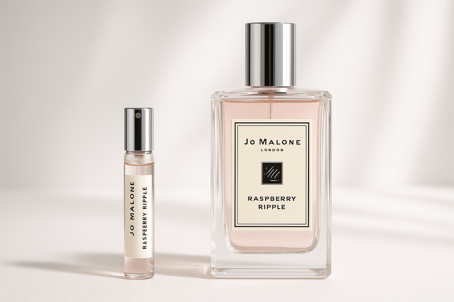 2-ml-Parfümprobe von Jo Malone Raspberry Ripple neben 100-ml-Parfümflasche von Jo Malone Raspberry Ripple