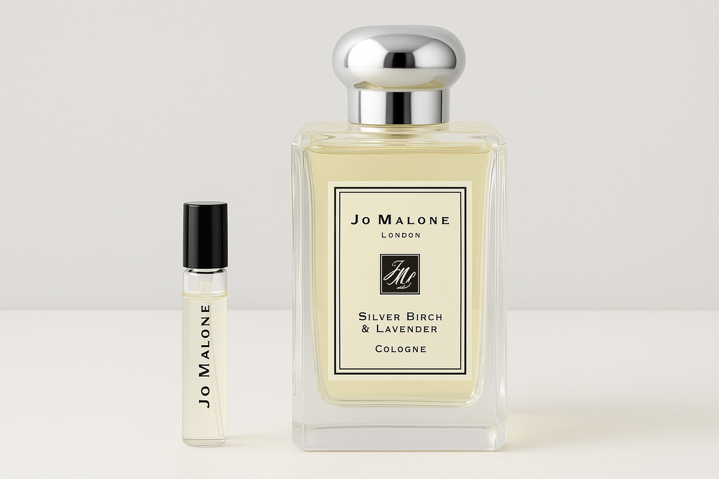 Parfümproben von Jo Malone Silver Birch & Lavender Cologne, 6-ml-Duftprobe neben einem 100-ml-Parfümflakon von Jo Malone Silver Birch & Lavender Cologne in Originalgröße
