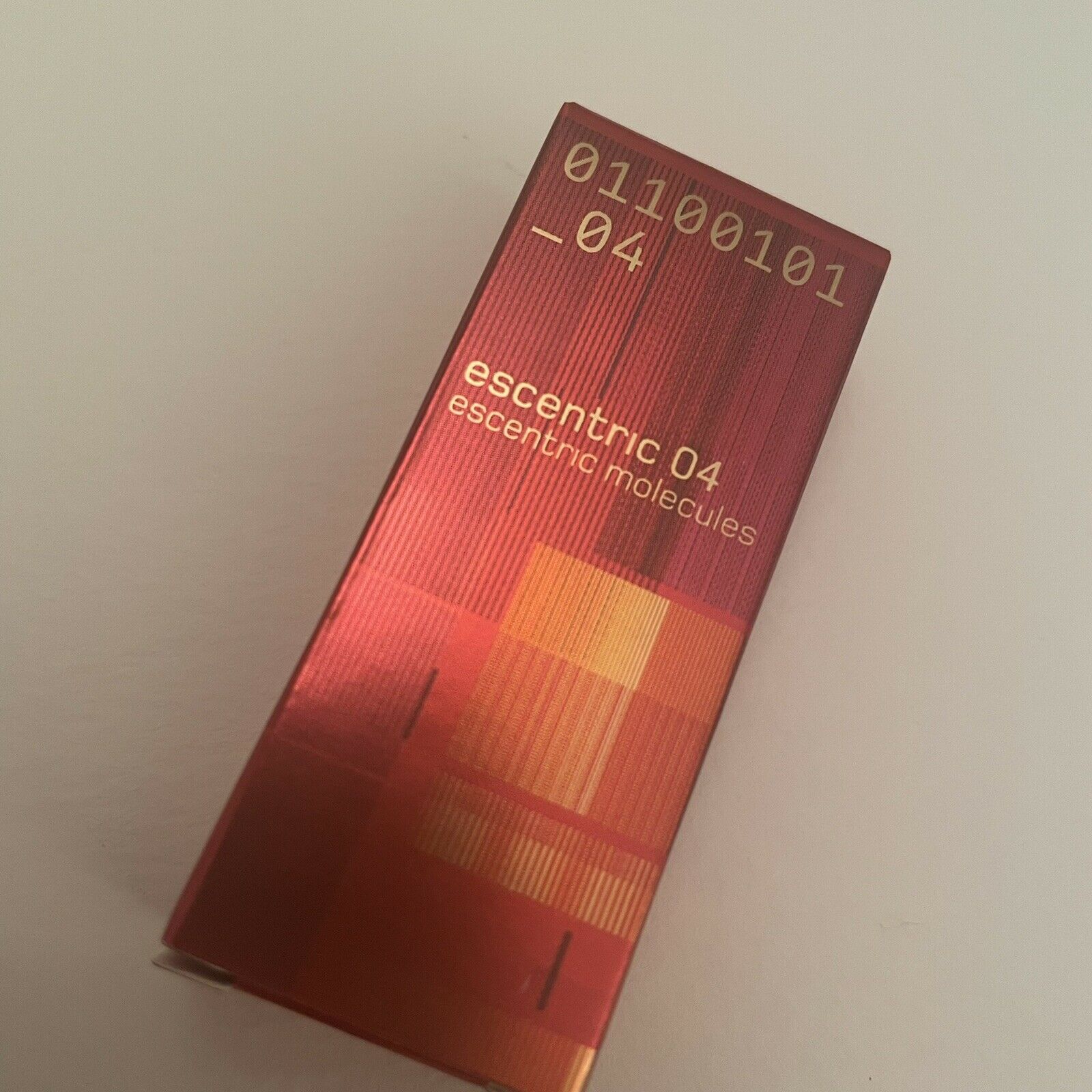 Escentric Molecules Escentric 04 2ml 0,07 fl. Unze. oz. hivatalos parfüm minta, Escentric Molecules Escentric 04 2ml 0,07 fl. oz. oz. Amostra oficial de parfüm, Escentric Molecules Escentric 04 2ml 0,07 fl. oz. 官方香水样品, Offizieller Vertreter des Parfü